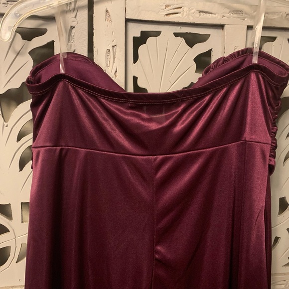 TWENTY ONE! CUTE SILKY PLUM PURPLE STRAPLESS STRETCHY FLOWY FORMAL MINI DRESS - Picture 5 of 8